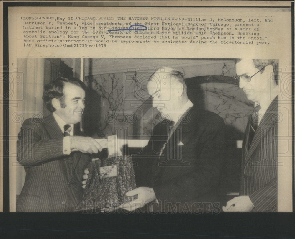 1976 Press Photo William McDonough &amp; Harrison Presenting Hatchet to Mayor of Lon - Historic Images