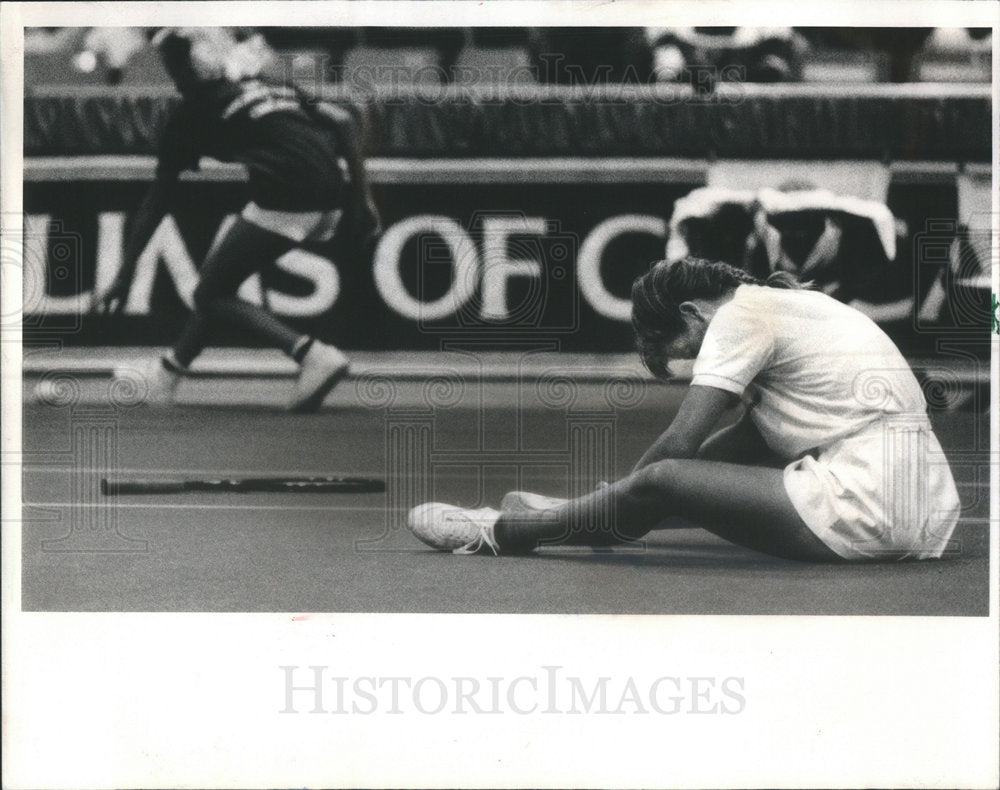 1985 Press Photo Kathy Rinaldi Takes a Break After Point to Bonnie Gadusek - Historic Images