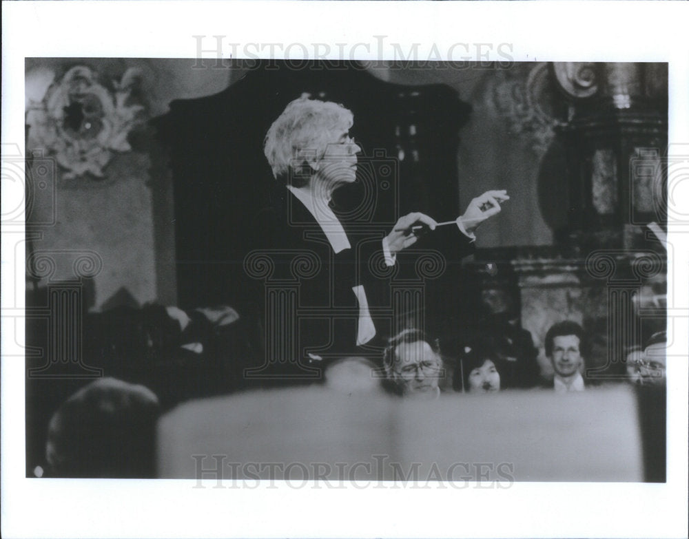 1992 Press Photo Conductor Helmuth Billing Ravlnta Festival Orchestra - Historic Images