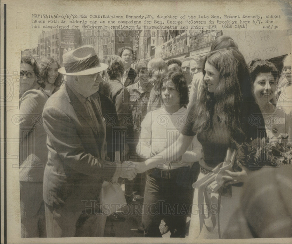 1972 Press Photo Kathleen Kennedy Daughter Kennedy Shakes Hands With Elders - Historic Images