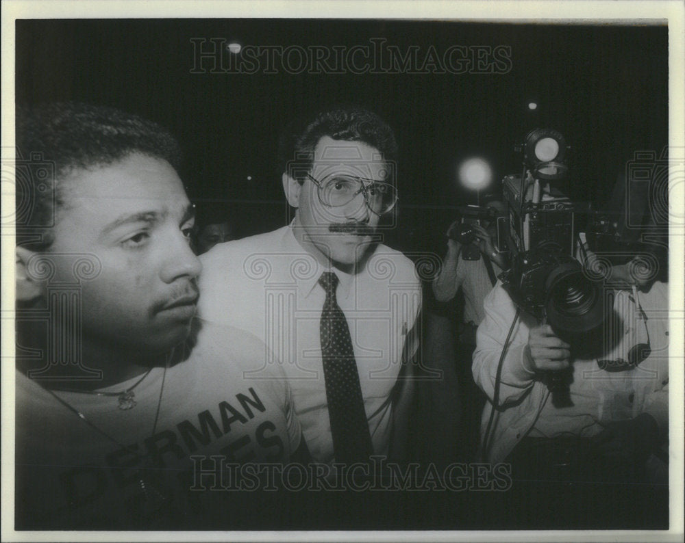 1986 Press Photo Manuel Torres holds press conference after loosing election as - Historic Images