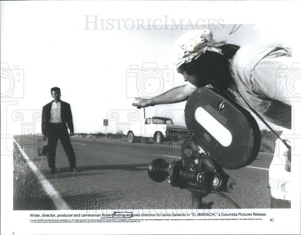 1992 Press Photo Writer, director, producer and cameraman Robert Rodriguez gives - Historic Images