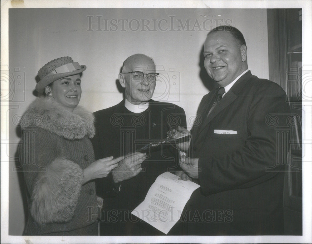 1960 Press Photo Dorothy McCarthy secretary to Warden of the House of Correction - Historic Images