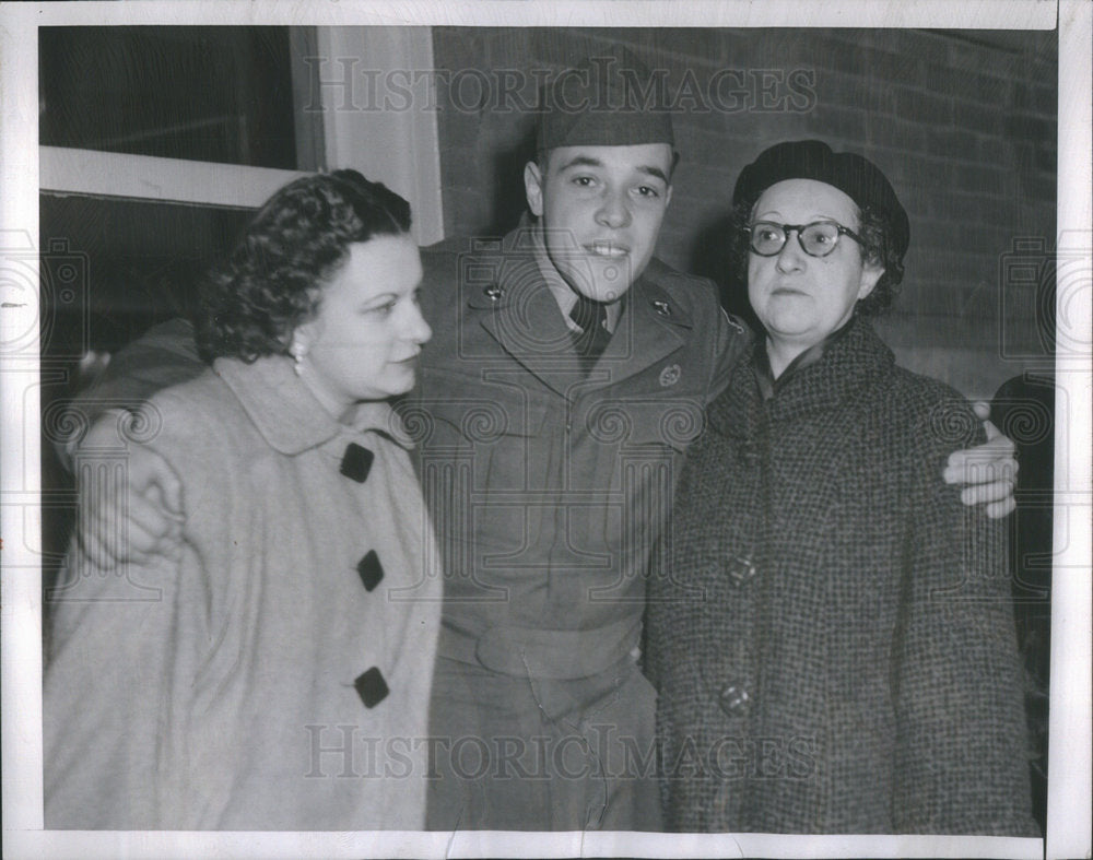 1953 Pvt. Irwin Reitz with his wife and mother coming home from Kore - Historic Images