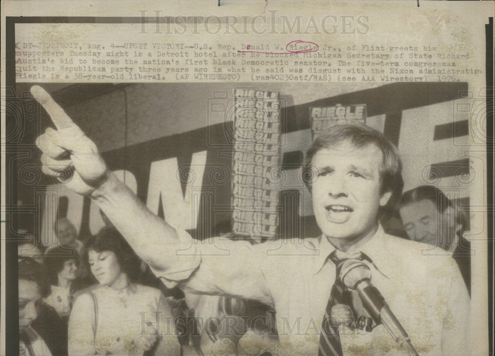 1976 Press Photo Donald Riegle Upset Victory Richard Austin Michigan Senate Race - Historic Images