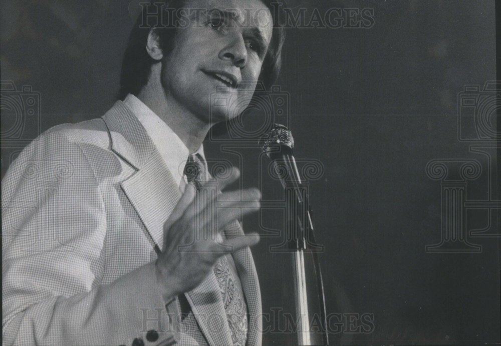 1974 Press Photo REP DONALD W. RIEGLE JR AMERICAN POLITICIAN MICHIGAN - Historic Images