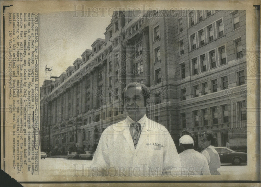 1970 Press Photo Dr Clyde Phillips In Front Of West Side Of Cook County Hospital - Historic Images