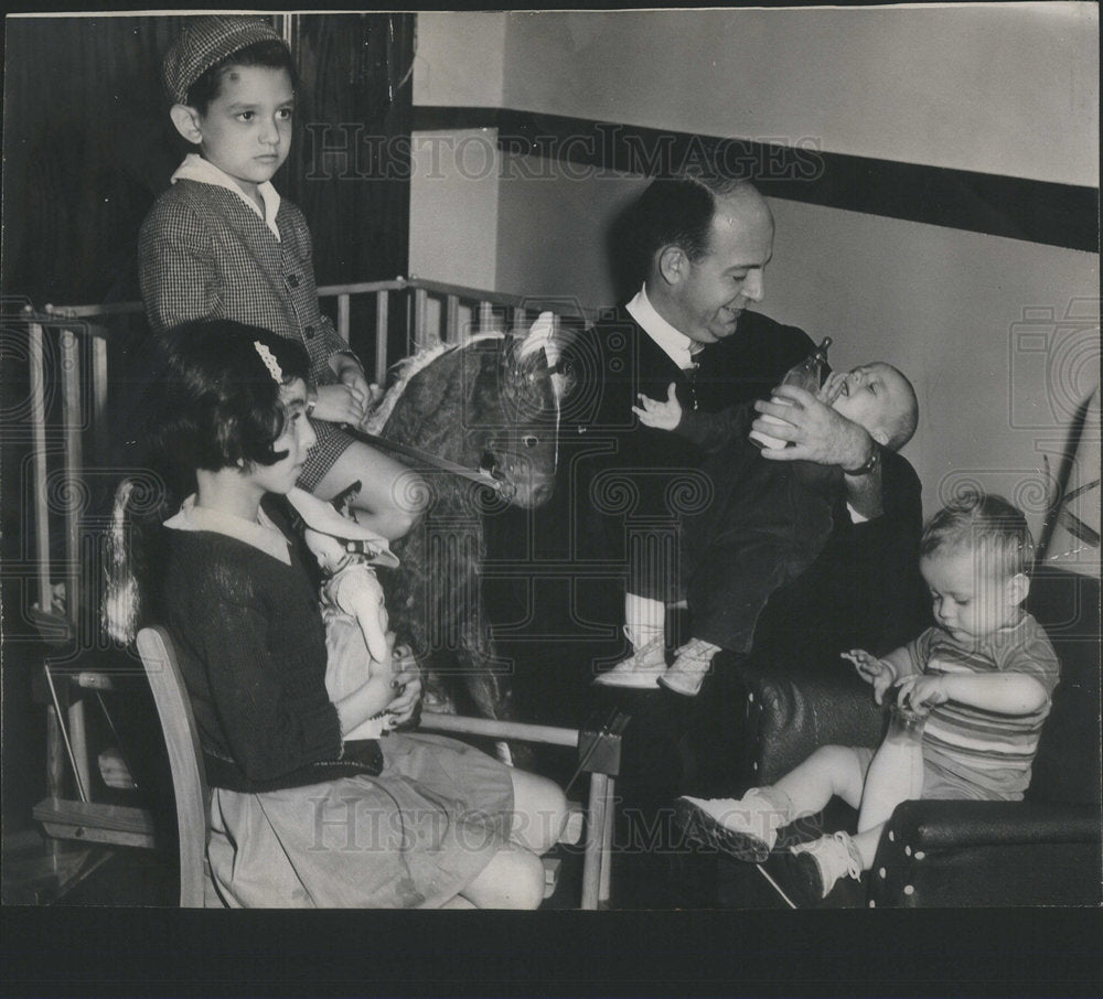1945 Judge Robson And 4 Children In Divorce Nursery - Historic Images