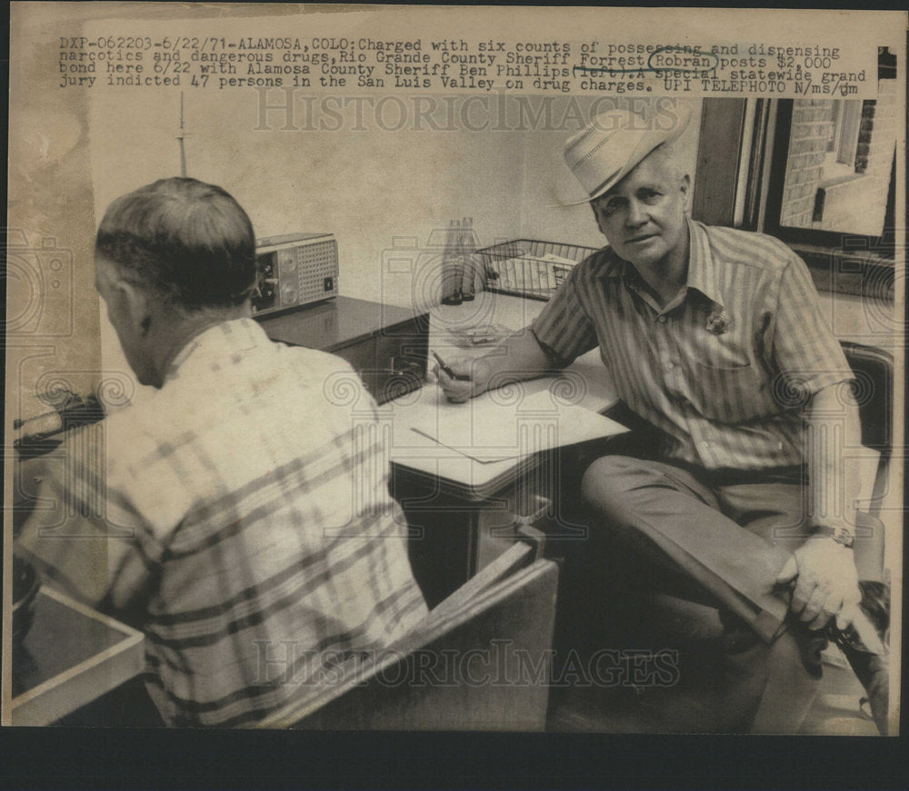 1971 Press Photo Grande County Sheriff Robran Post $2000 Bond With Phillips - Historic Images