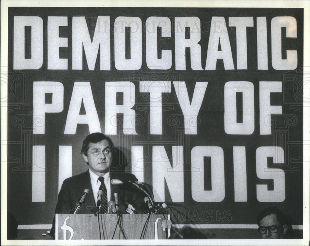 1984 Press Photo Sen Phillip Rock Reads Resignation Letter At Bismark Hotel - Historic Images
