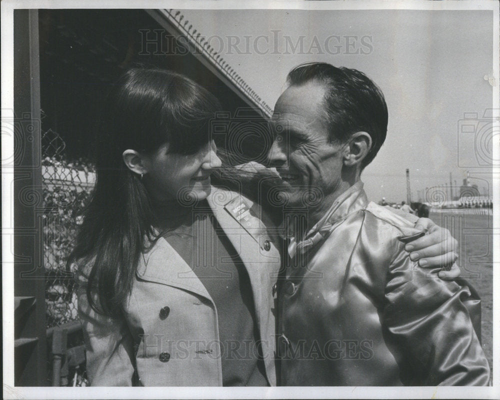 1967 Press Photo Jockey Baird After Win Sportsman Park Illinois Howard - Historic Images