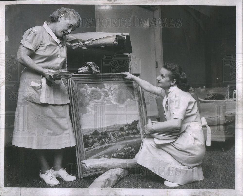 1958 Press Photo Boston Oyster Waitress' View Churchill's Landscape With Sheep - Historic Images