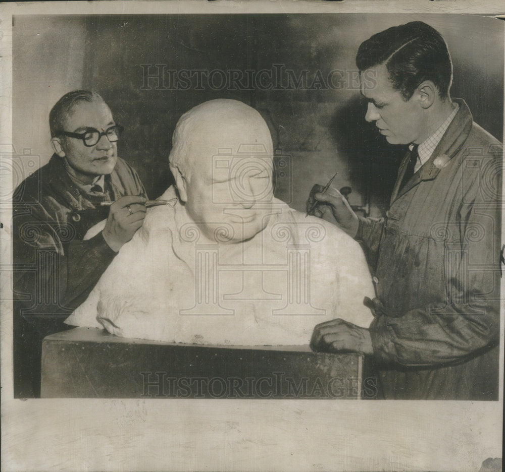 1955 Denmark Bronze Founders Prepare Churchill Bust For Cast - Historic Images