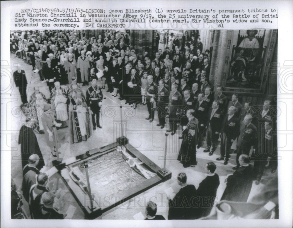 1965 Press Photo Queen Elizabeth unveils Britain&#39;s permanent tribute - Historic Images