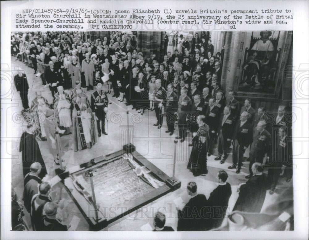 1965 Press Photo Queen Elizabeth unveils Britain's permanent tribute - Historic Images