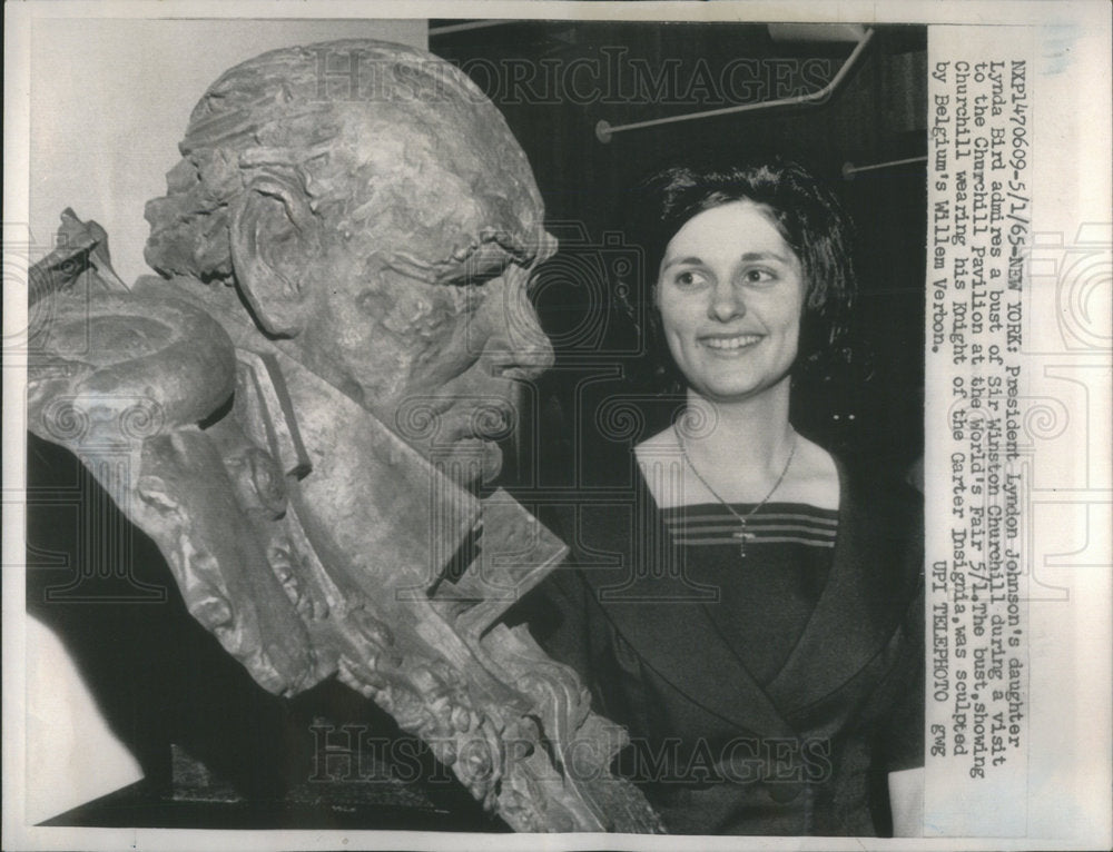 1965 Lynda Bird,admires the bust of Sir Winston Churchill - Historic Images