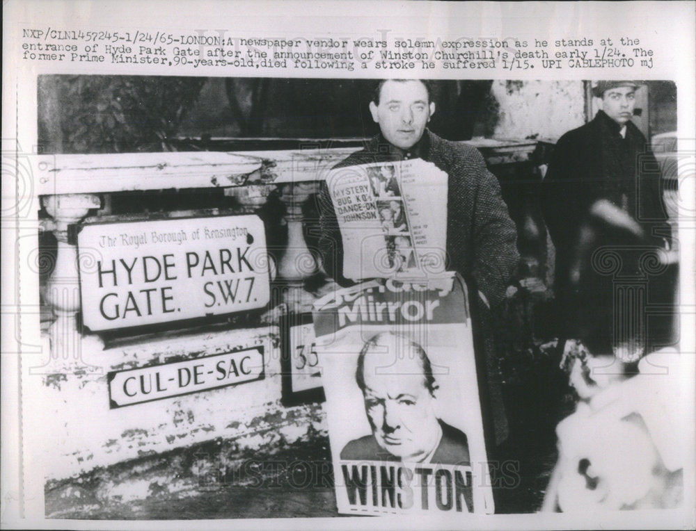 1965 Press Photo Newspaper Vendor Holding Paper Announcing Churchill Death - Historic Images