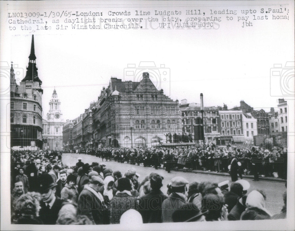 1965 Crowds Pay Homage To Winston Churchill In London - Historic Images