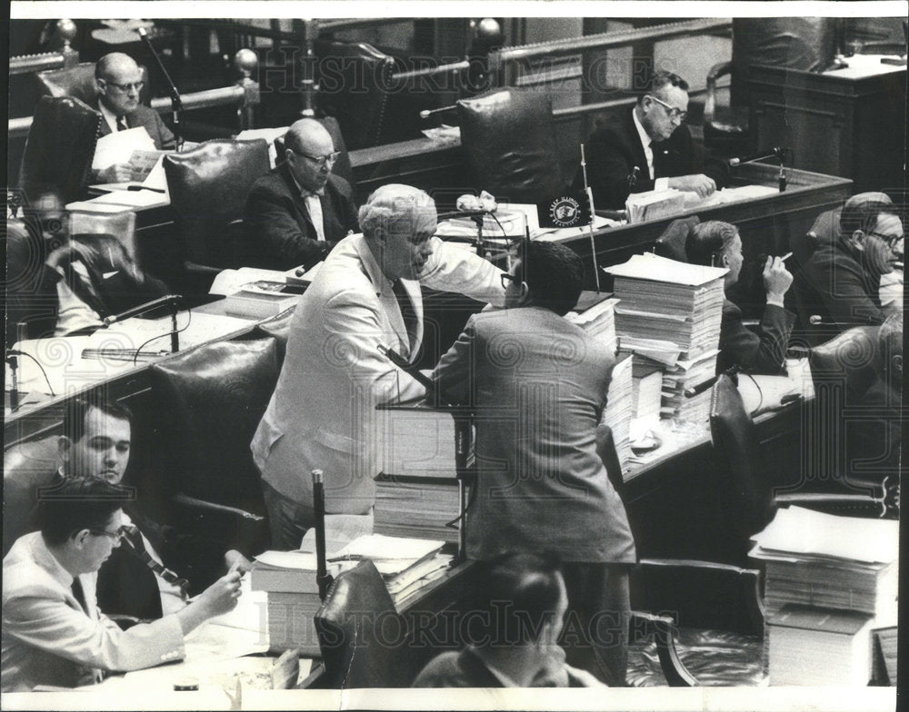 1965 Rep. Roy Curtis Small colleague huddle floor House - Historic Images