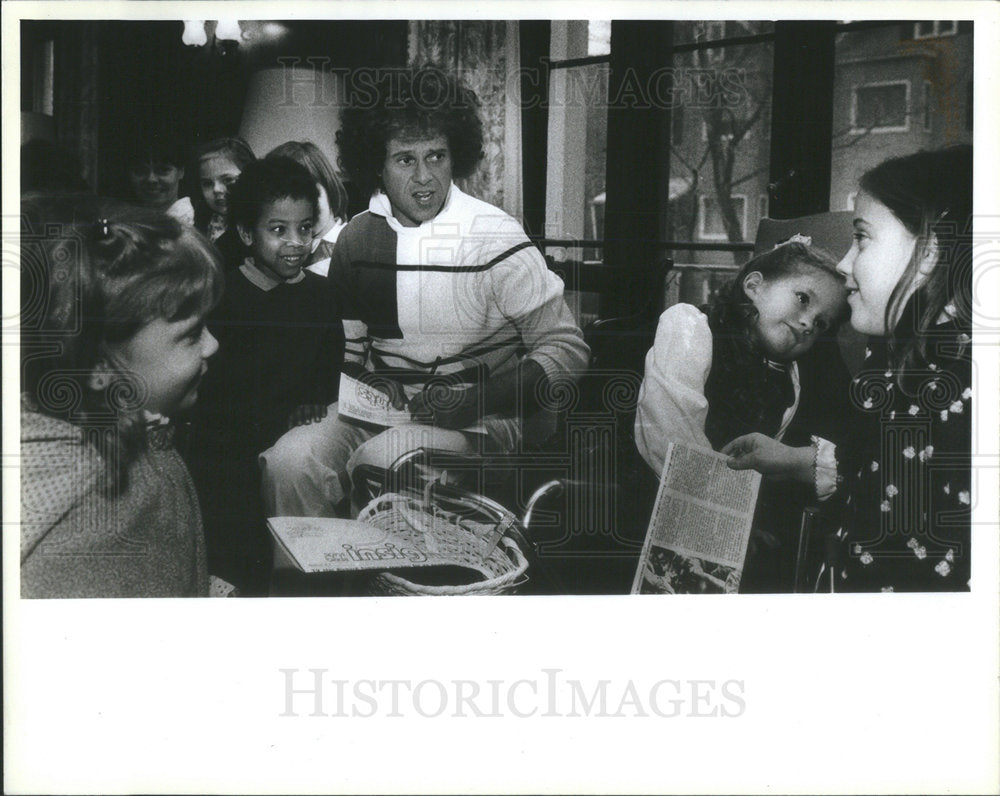 1983 Press Photo Richard Simmons Visiting Children Memorial Hospital - Historic Images