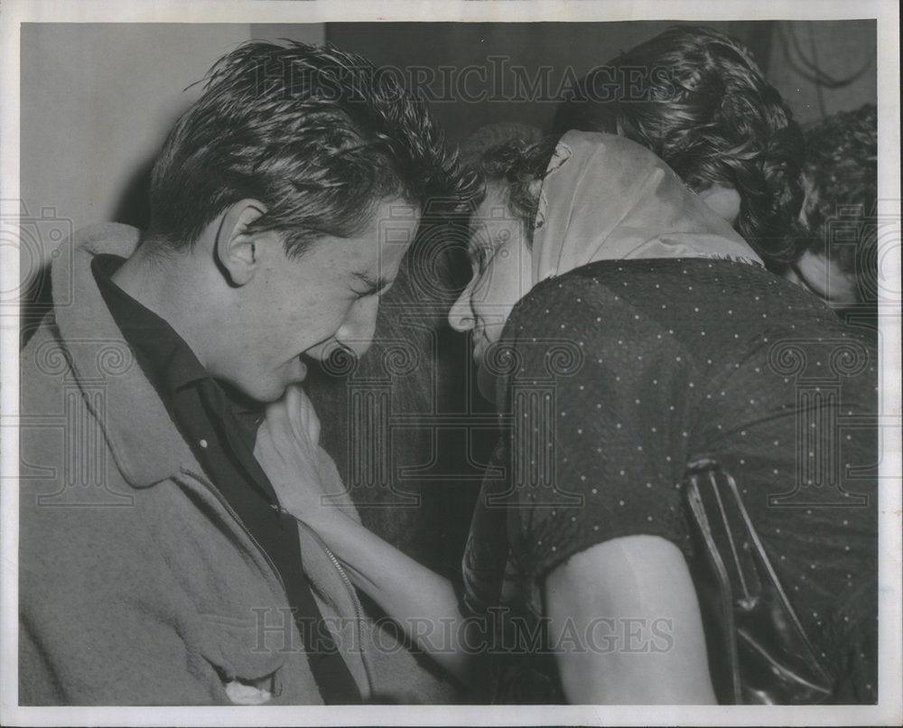 1957 Press Photo Liquor Store Theft Beating Suspect Rezmer Crying With Mother - Historic Images