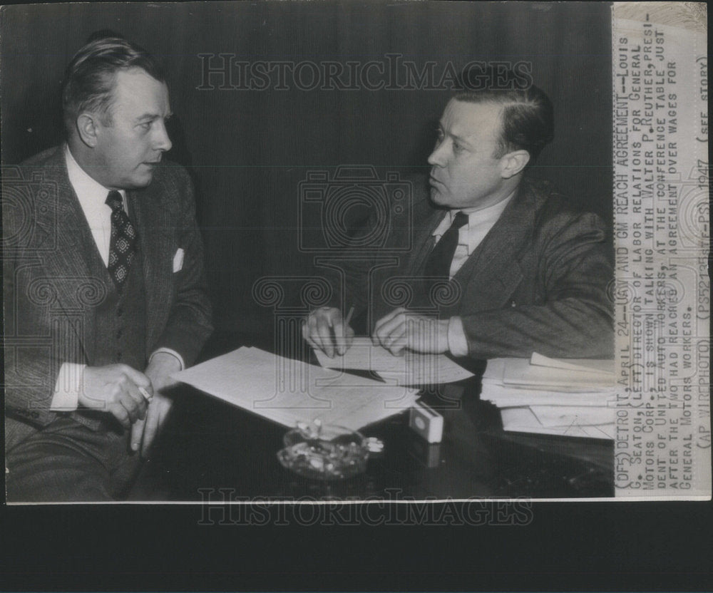 1947 Press Photo Louis Seaton Is Shown Talking With Reuther At Conference Table - Historic Images