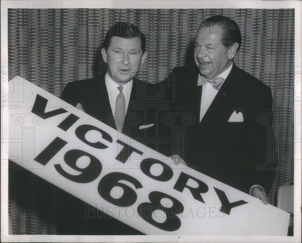 1968 Press Photo Sen John Tower And Clement Stone Look At Victory Sign - Historic Images