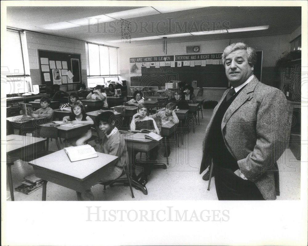 1982 Press Photo Anthony Torres Illinois Mexican American School Superintendent - Historic Images