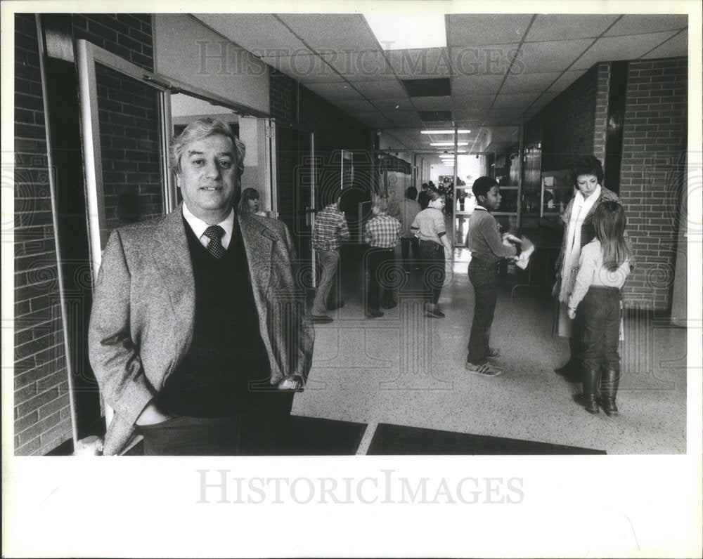1983 Press Photo Anthony Torres In Elementary School Next To District Office - Historic Images