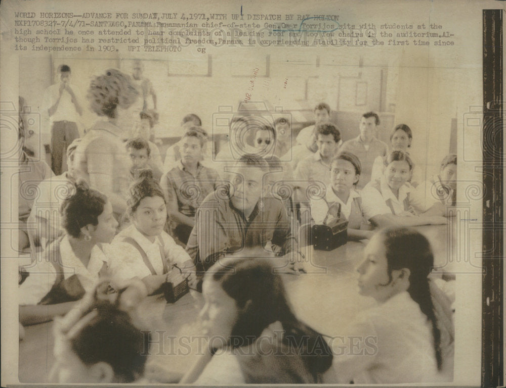 1971 Press Photo Panama&#39;s Chief Of State Omar Torrijos Visits Old Highschool - Historic Images