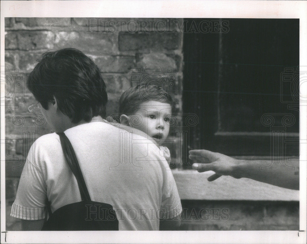 1990 Press Photo Dylan Mulkey 3 year son who was freed by his father,Matt Mulkey - Historic Images