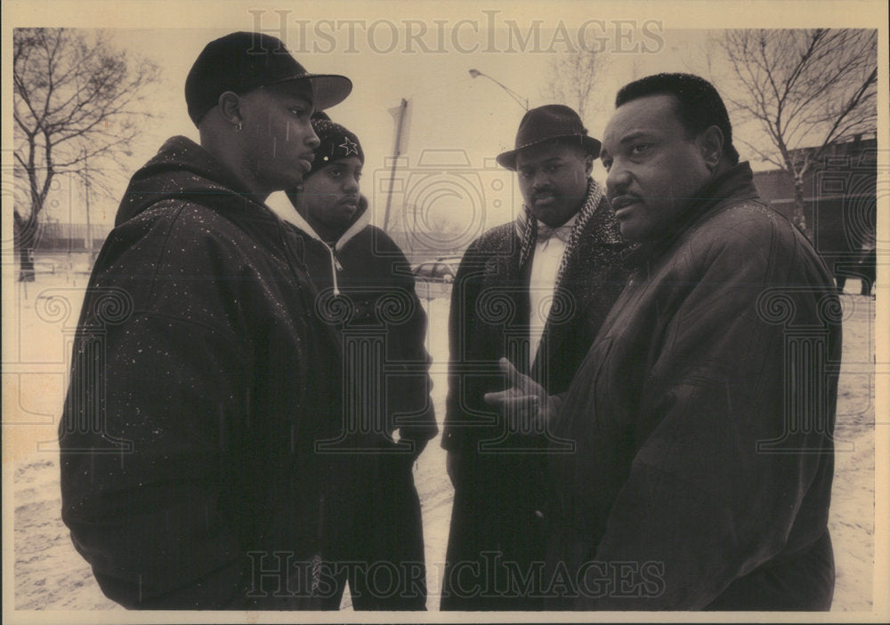 1994 Press Photo Leonard Muhammed Of New Life Inc Talks To Rockwell Gardens Res - Historic Images