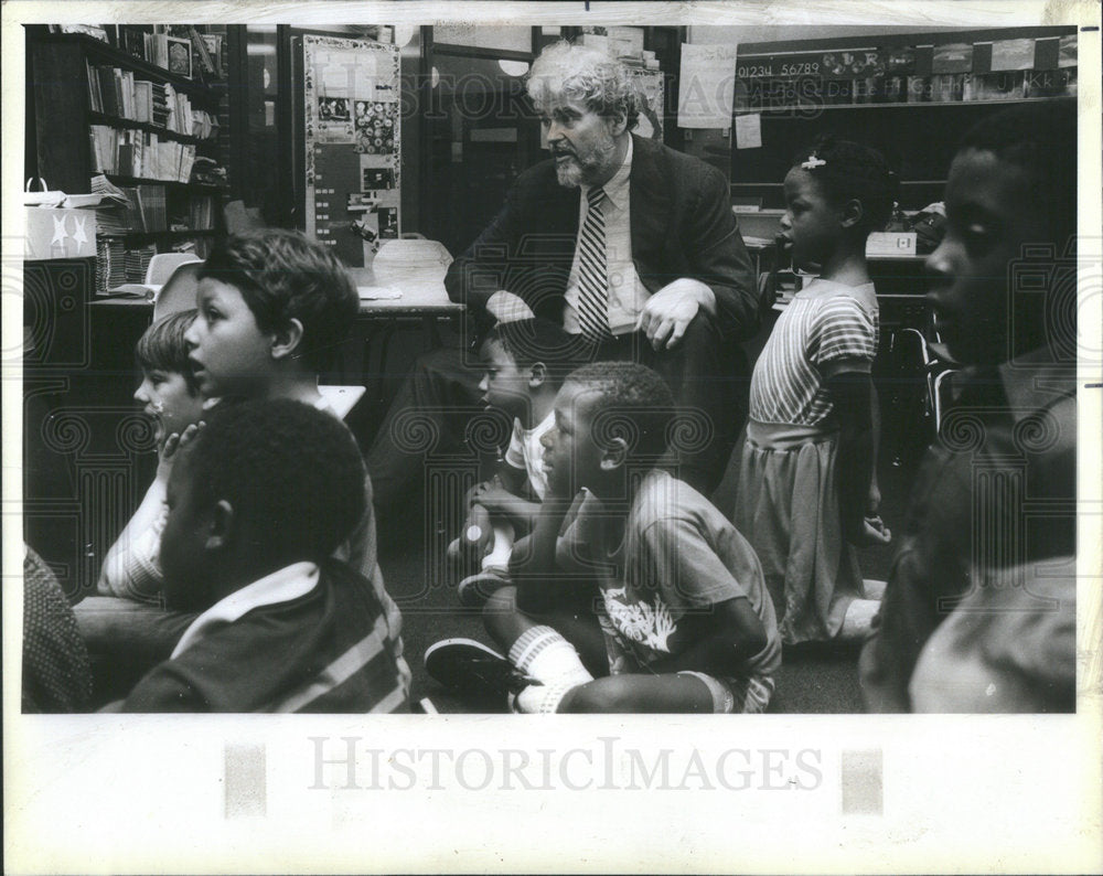 1986 Press Photo Gene Mulcahy Evanston Elementary Schools Superintendent - Historic Images