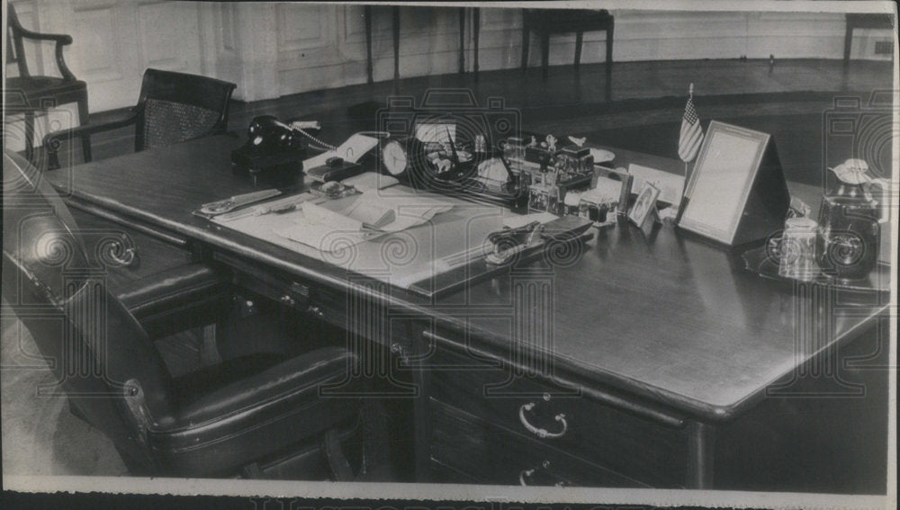 1947 Press Photo President Harry Truman Desk - Historic Images