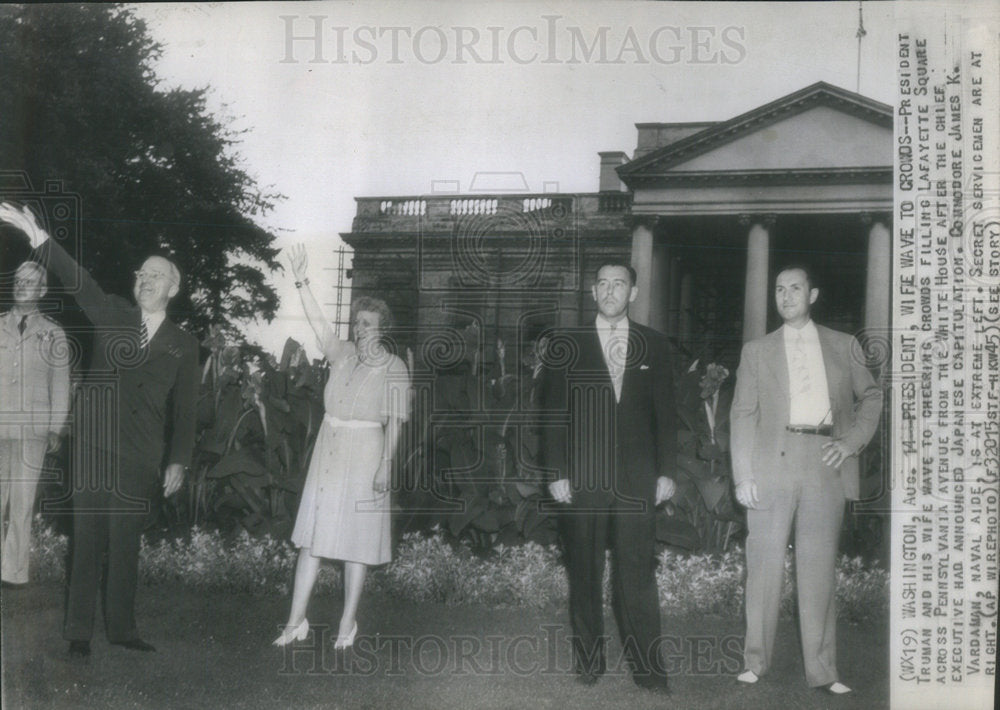 1945 Press Photo Pres Truman And Wife Waves After Japans Surrender - Historic Images