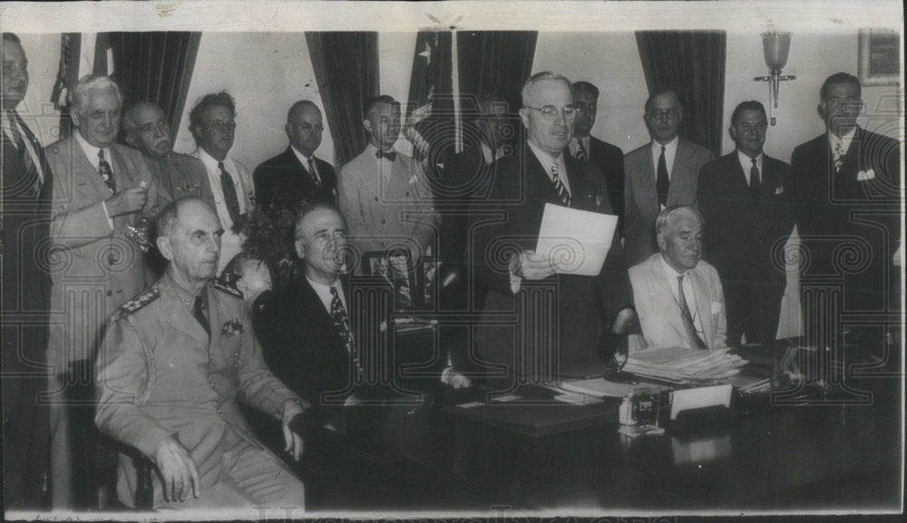 1945 Pres Truman Tells Cabinet Japan Surrenders - Historic Images