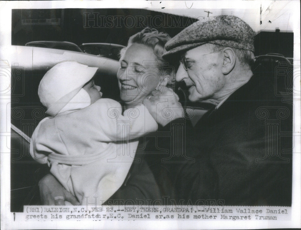 1960 Press Photo Margaret Truman's Son William Meets Grandpa Daniel - Historic Images