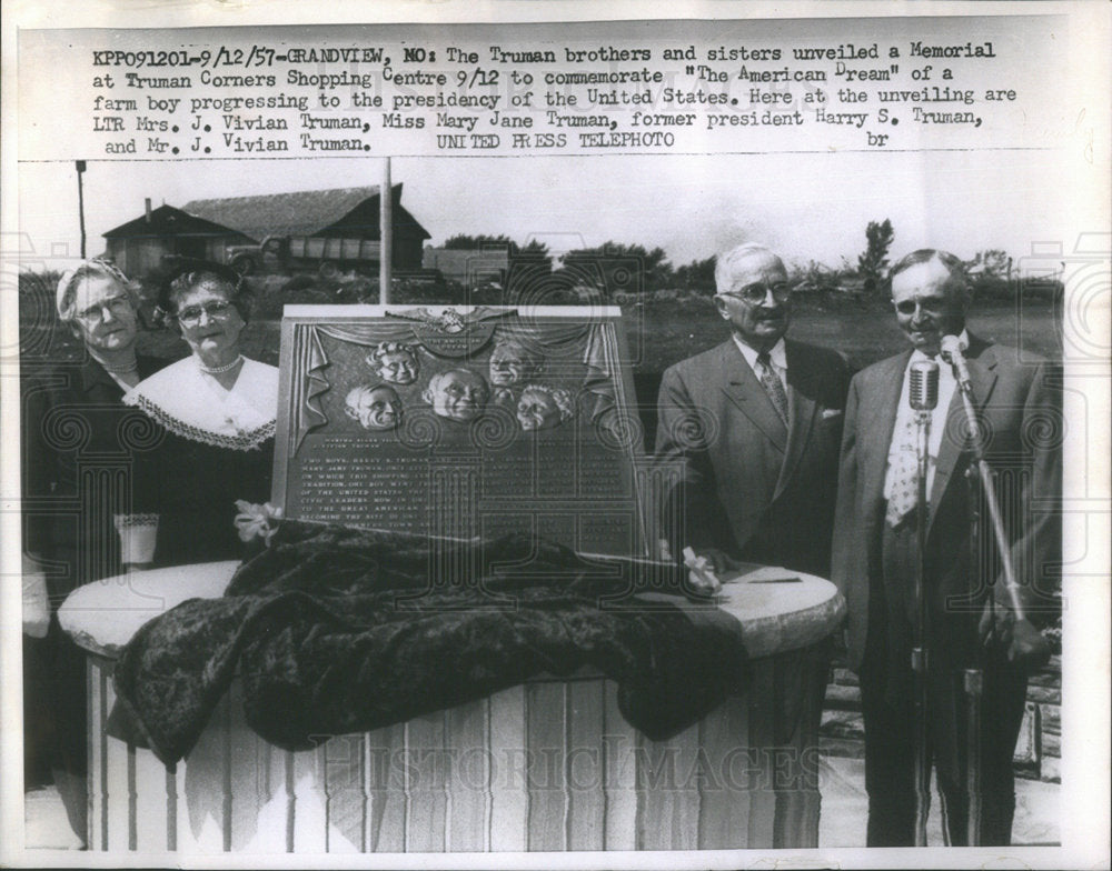 1957 Press Photo The Truman brothers and sisters unveiled a Memorial - Historic Images