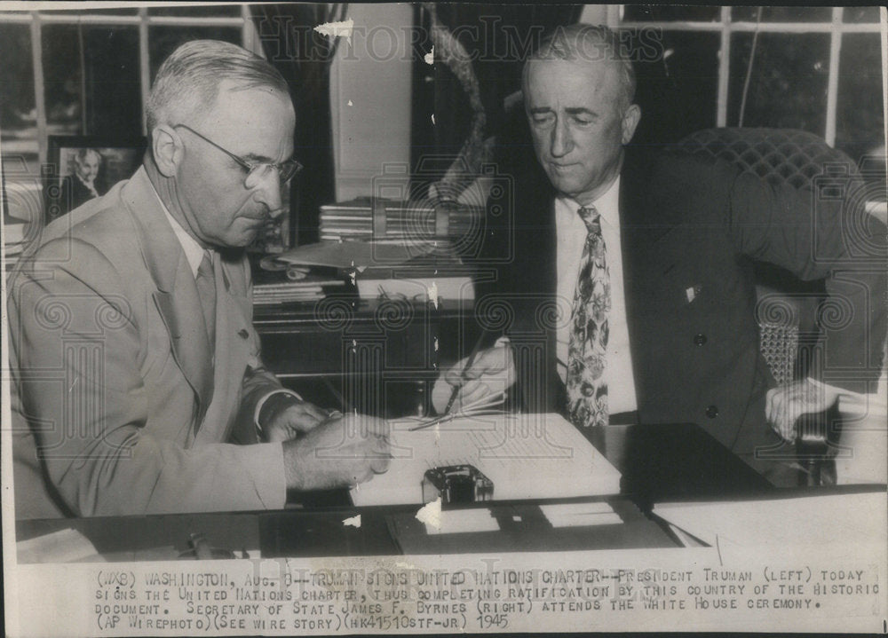 1945 Press Photo President Truman signing the United Nations Charter - Historic Images