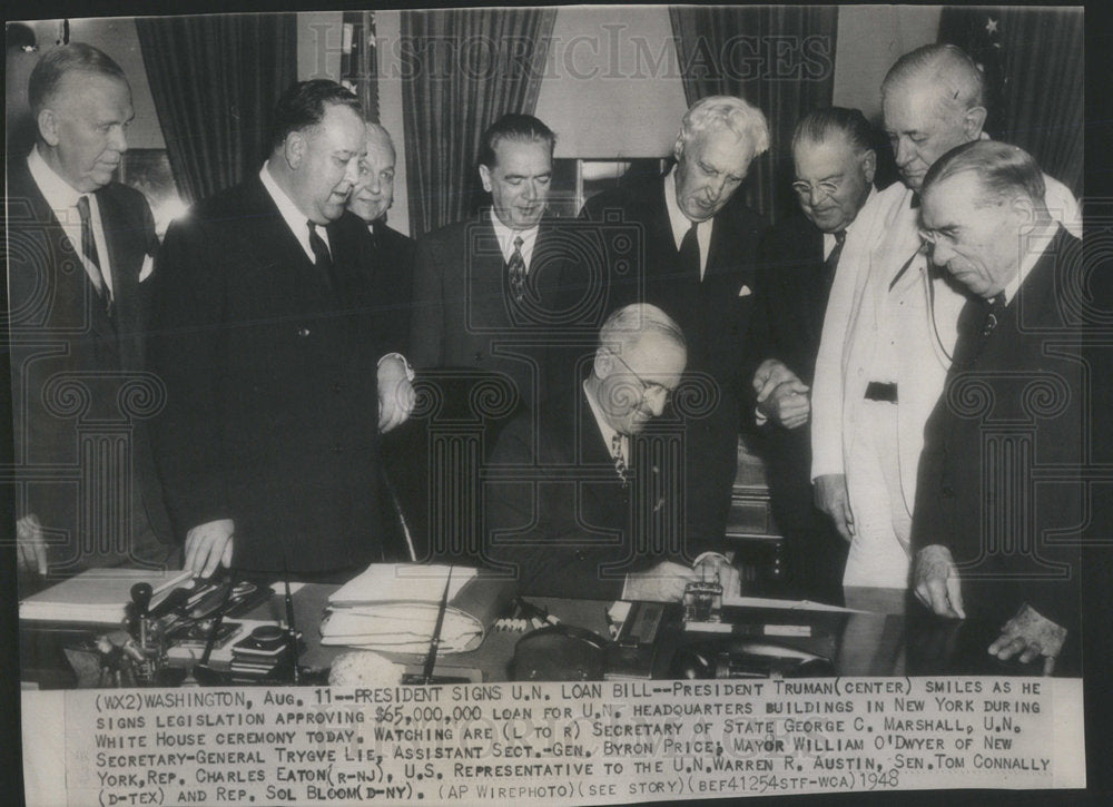 1948 Press Photo President Harry S Truman signs UN Loan Bill - Historic Images