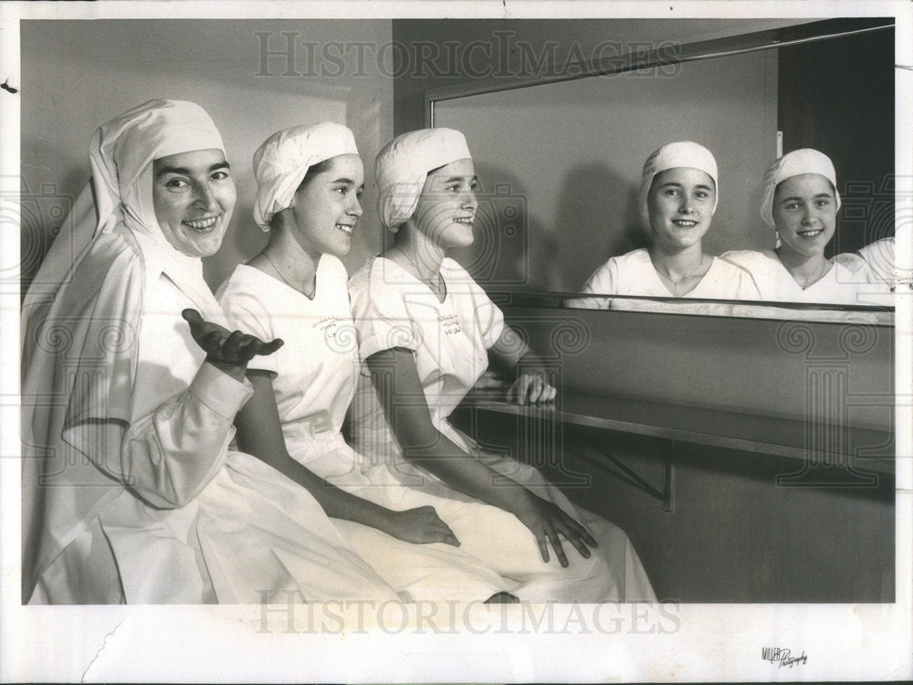 1963 Press Photo Nurse Kathleen and Janice Northway Identical Twins - Historic Images