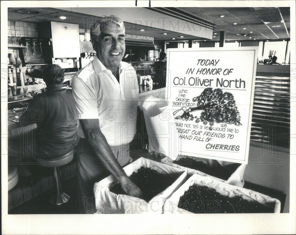 1987 Press Photo Jack Koretos Of Jack&#39;s Restaurant Bagging Cherries - Historic Images