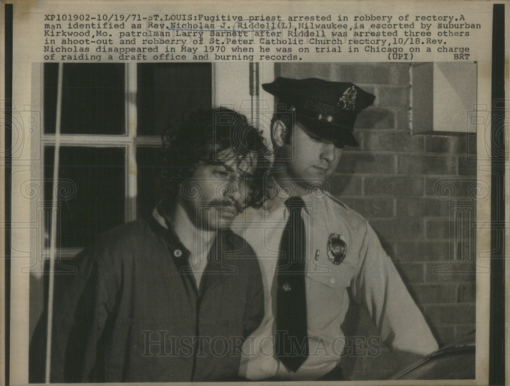 1971 Press Photo Fugitive Priest Rev. Nicholas J. Riddell Patrolman Larry Barnet - Historic Images