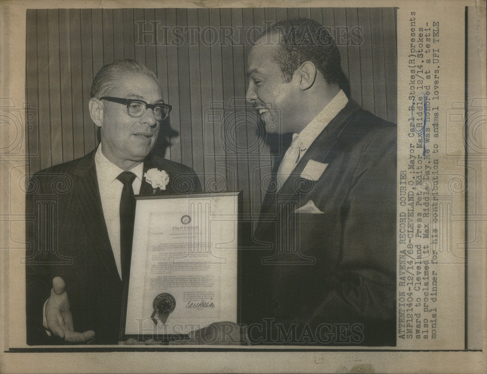 1968 Press Photo Max Riddle Receives Award From Cleveland Mayor Stokes - Historic Images