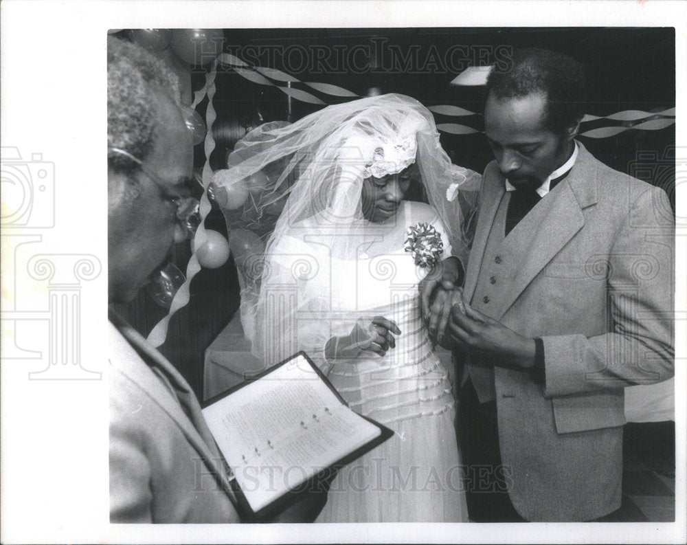 1989 Press Photo Roosevelt Tucker Weds Christine Williams Inner Voice Shelter - Historic Images