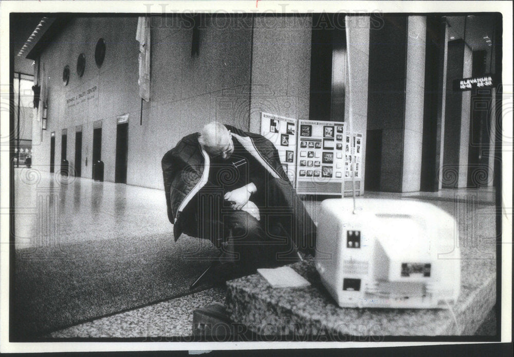 1982 Press Photo Elmer Tucker 1st  in line for 10 years to get the first permit - Historic Images