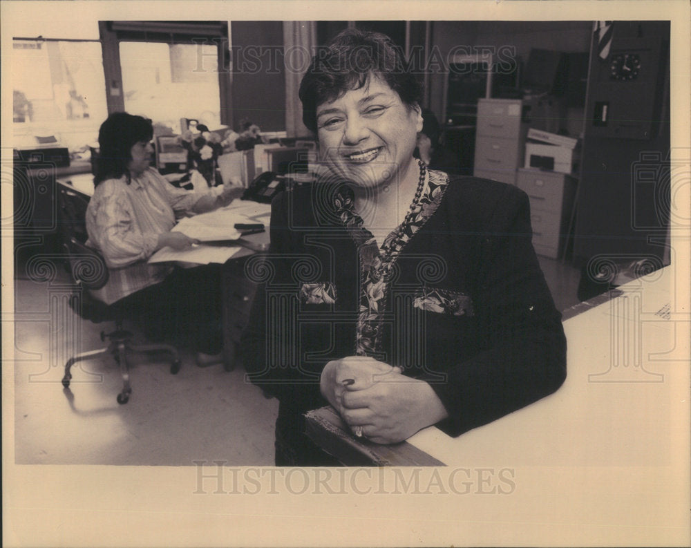 1998 Press Photo Beverly Tunney Principal Healy Elementary School Arts Education - Historic Images