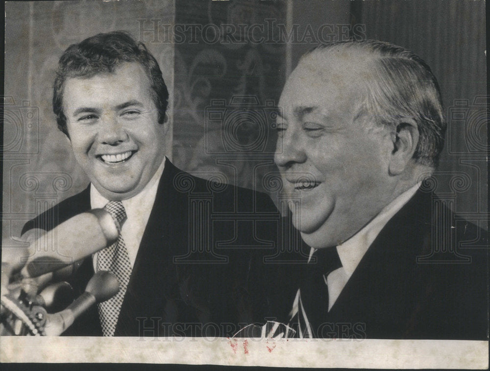 1974 Press Photo Thomas Tully Celebrates Victory Mayor Richard Daley - Historic Images