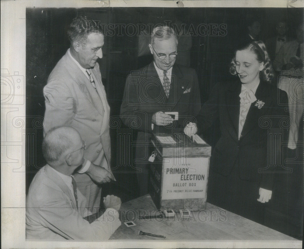 1946 Press Photo President Truman ballot daughter Mary Margaret Truman cast vote - Historic Images