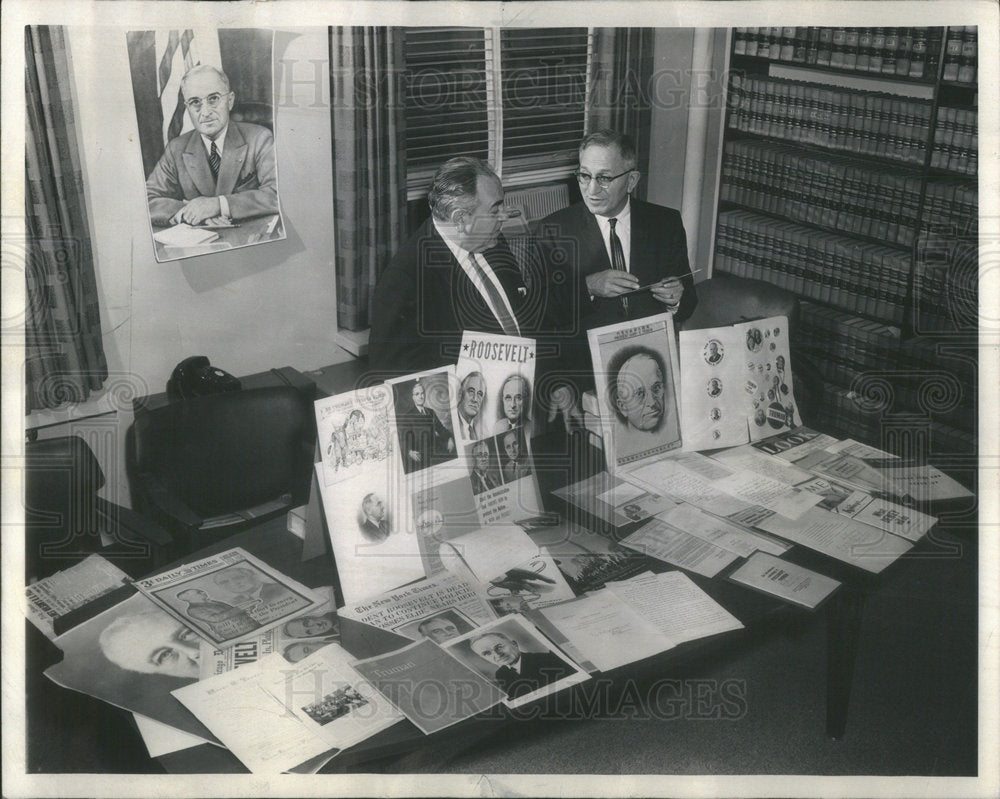 1960 Press Photo J. Jacobs and E. Gertz displays Truman item collection - Historic Images